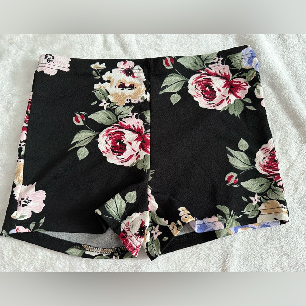 SHEIN fabric floral shorts size medium. Never worn.